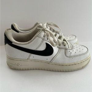 NIKE MEN’S AIR FORCE 1’s WHITE/BLACK SIZE 7- preloved​​​​​​​​